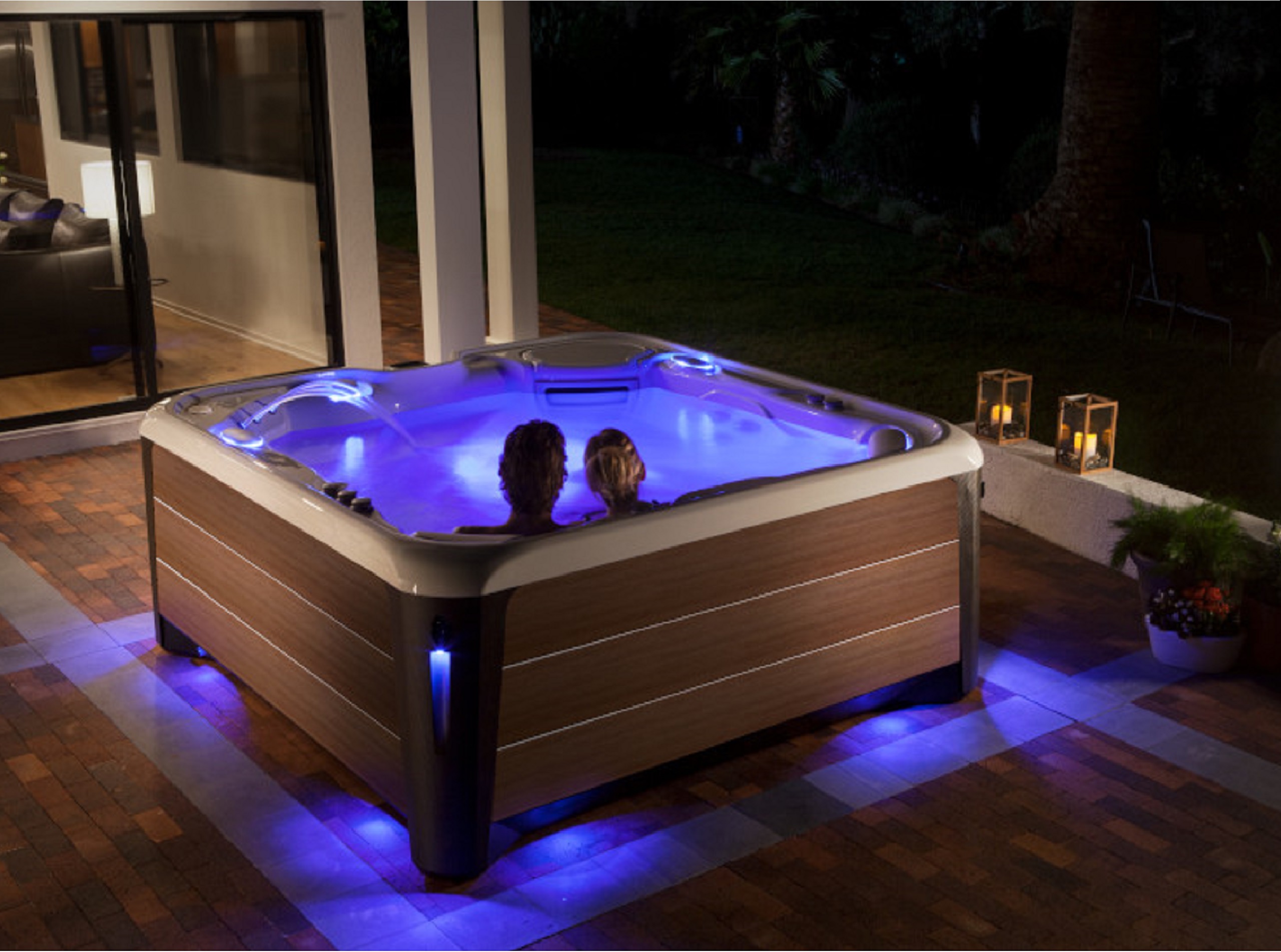 HotSpring-Highlife-2019-Vanguard-AlpineWhite-Bronze-Lifestyle-Night-Couple